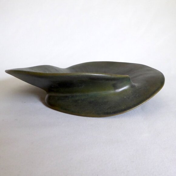VINTAGE ART NOUVEAU HANDCRAFTED SCULPTED CERAMIC GREEN LEAF PLATE PLATTER - Picture 8 of 12
